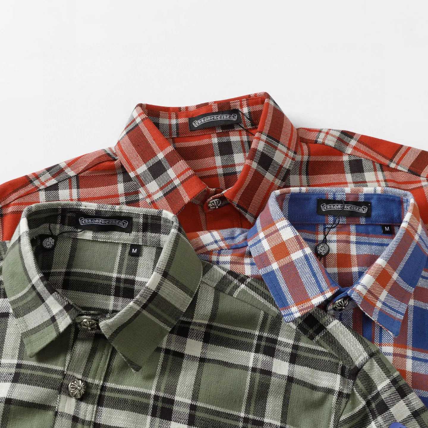🅿️380 ch|24fw Crow Heart New Striped Plaid Splicing Silver Button Cardigan Shirt Process description: The fabric is made of custom-woven and custom-dyed wool blended fabric. The fabric contains wool components and has a very good texture. All the plaids are counter-position stitching. Every size and every plaid splicing is counter-position. It not only consumes fabric but also takes time. The details are very delicate. The sleeve logo printing uses special pulping. The characteristic of the printing process is the use of high-performance glue for printing, which creates a sense of layering on the printed pattern. The accessories of the new yb mold are used. Buttons and pocket silver jewelry are custom-developed using silver-plated foti materials. The cuffs are made with buttons and snaps that are consistent with yb and are designed with loose fit. The oversized version is truly restored. Color: blue/green/red. Size: S-XL.